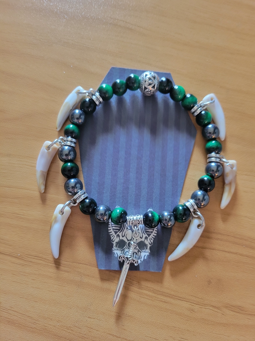 💐NEW💐Beaded Natural Green and Black Stone Tooth Charm Bracelet